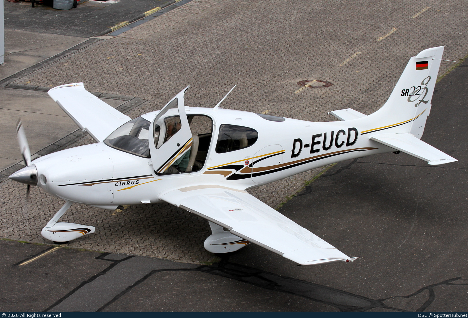 Photo of D-EUCD - Cirrus SR22 G2 operated by Private