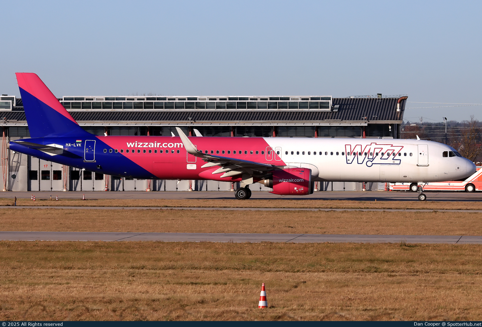 Photo of HA-LVK - Airbus A321-271NX operated by Wizz Air