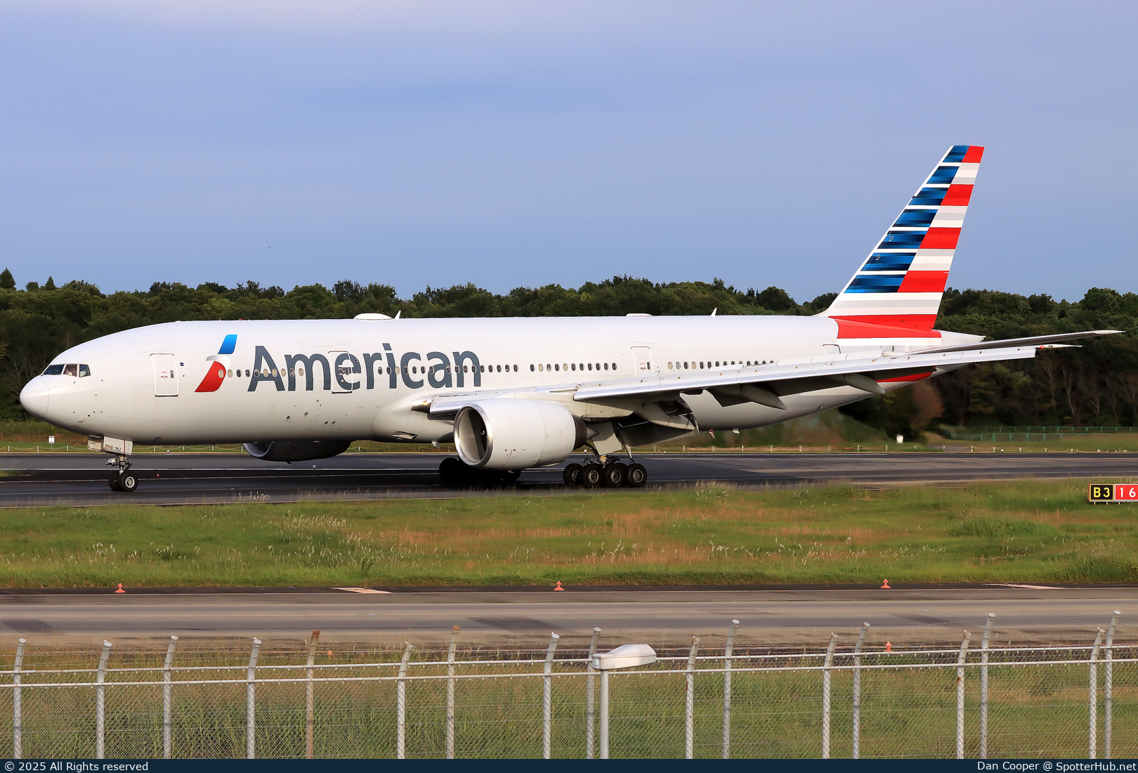 Photo of N750AN - Boeing 777-223(ER) operated by American Airlines
