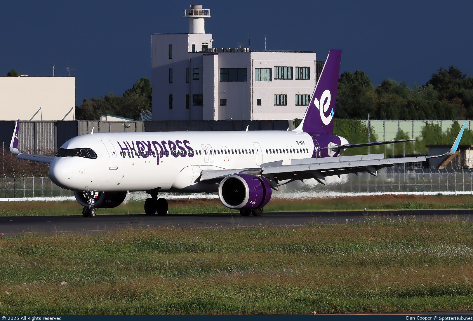 Photo of B-KKG - Airbus A321-251NX operated by Hong Kong Express
