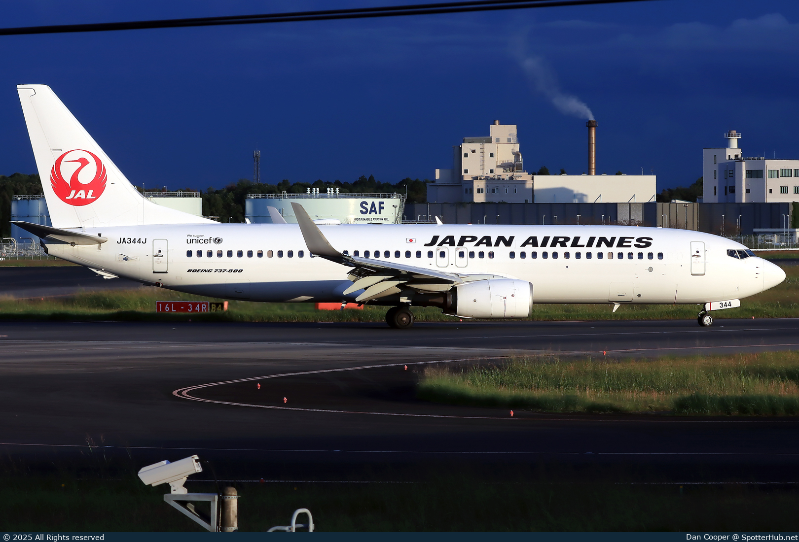 Photo of JA344J - Boeing 737-846 operated by Japan Airlines
