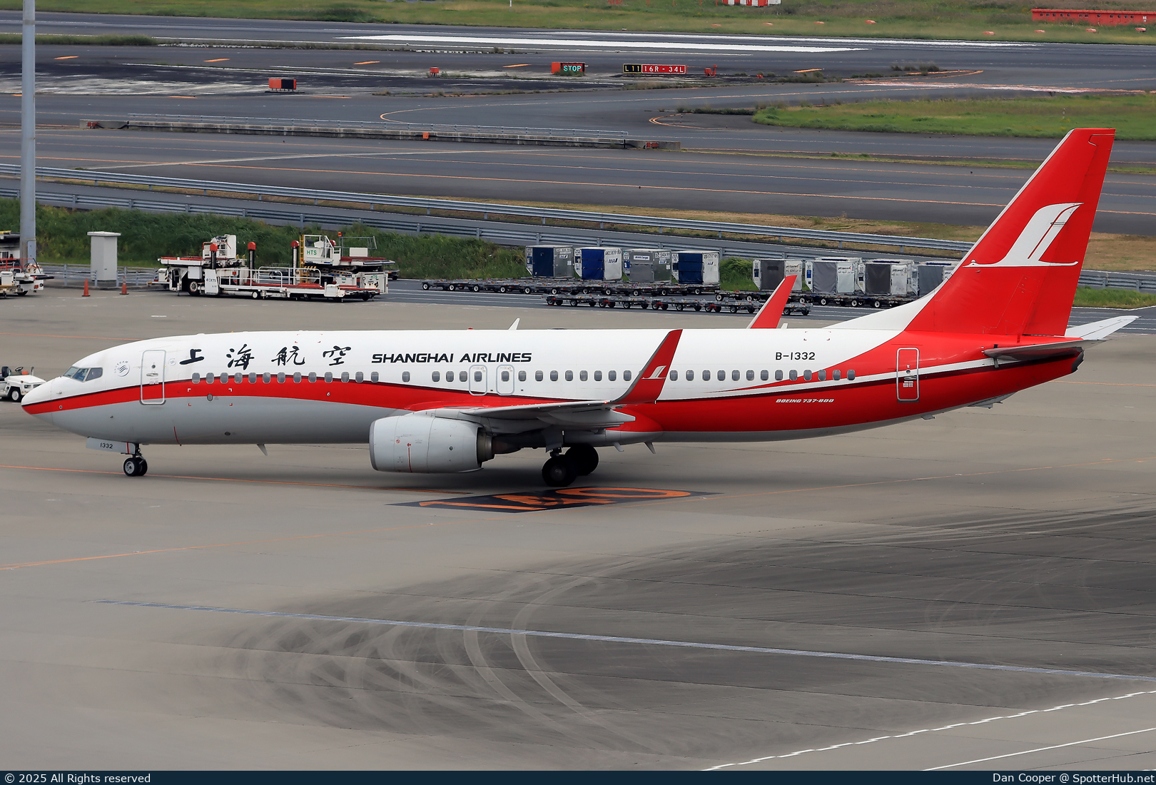 Photo of B-1332 - Boeing 737-89P operated by Shanghai Airlines