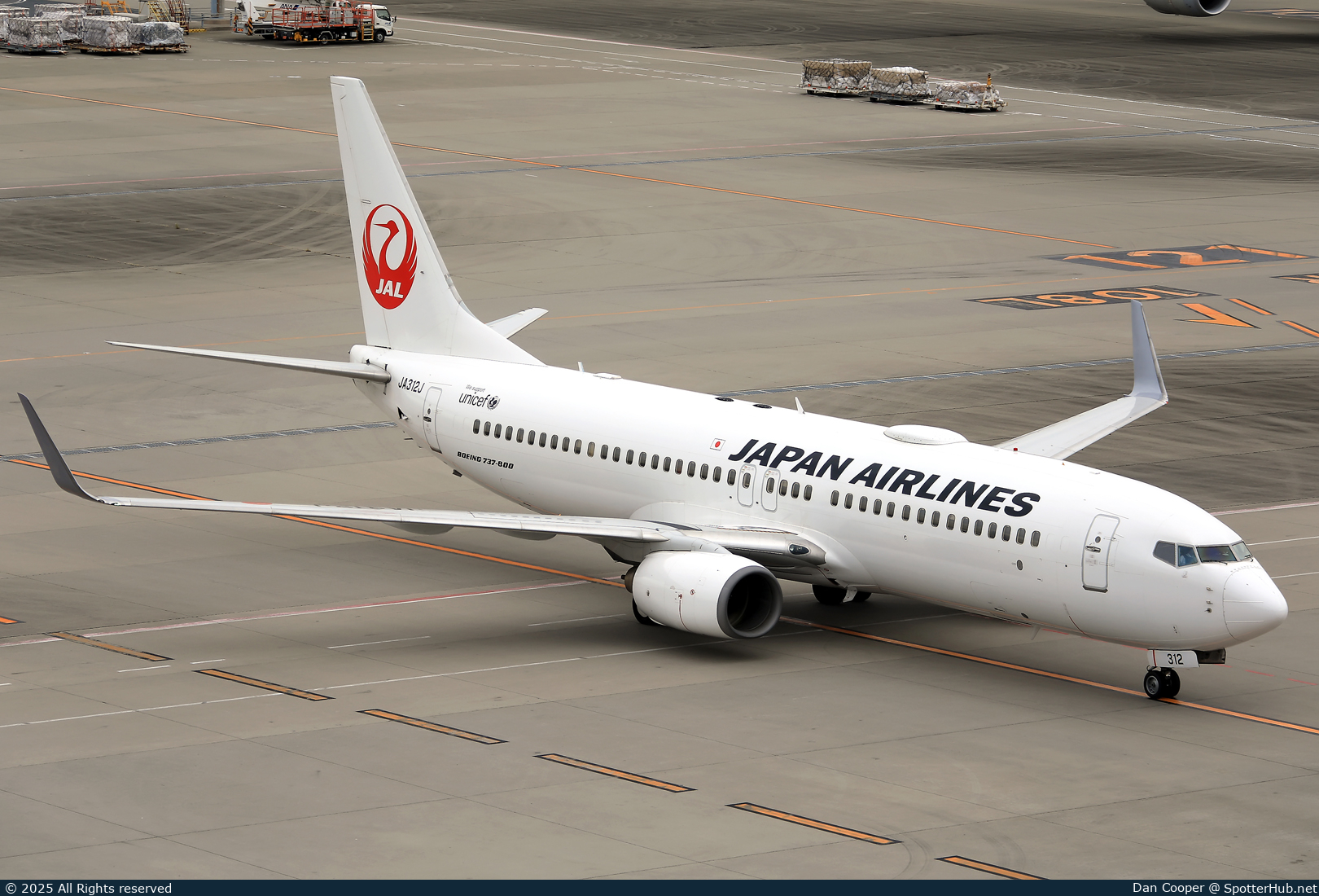 Photo of JA312J - Boeing 737-846 operated by Japan Airlines
