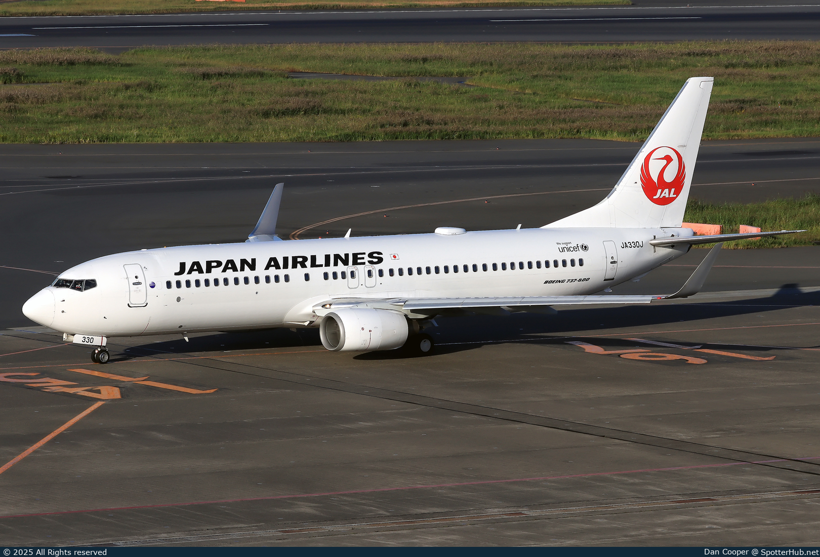 Photo of JA330J - Boeing 737-846 operated by Japan Airlines