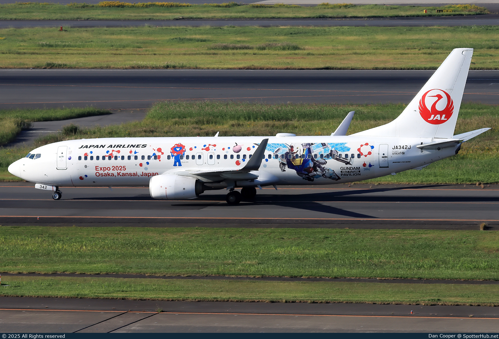 Photo of JA342J - Boeing 737-846 operated by Japan Airlines
