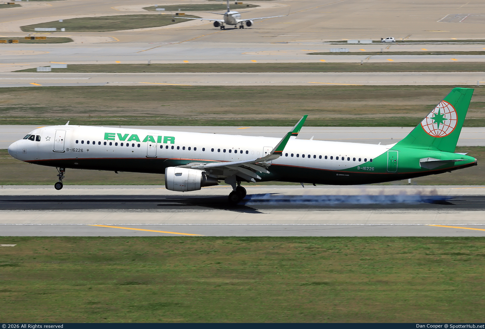 Photo of B-16226 - Airbus A321-211 operated by EVA Air