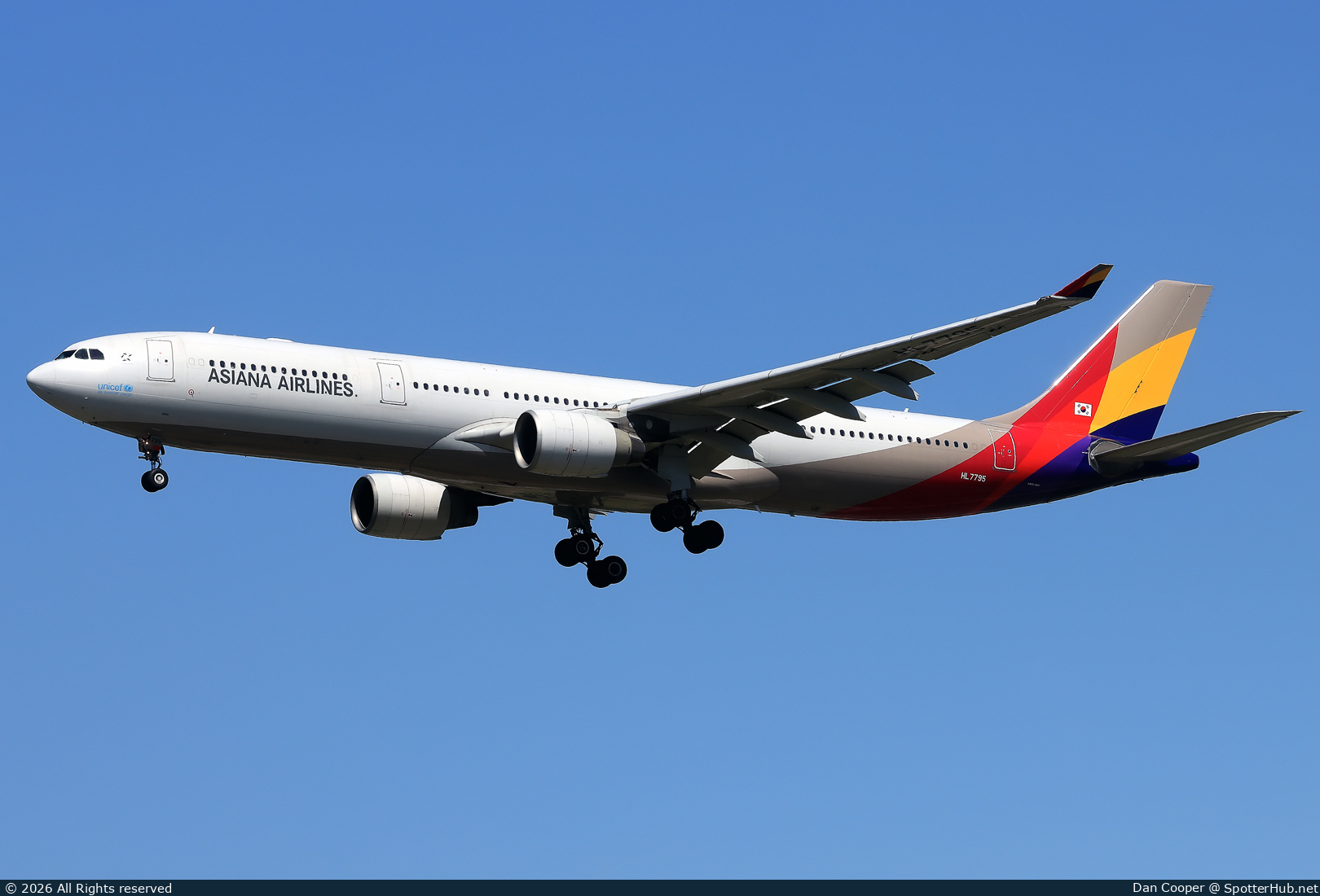 Photo of HL7795 - Airbus A330-323 operated by Asiana Airlines