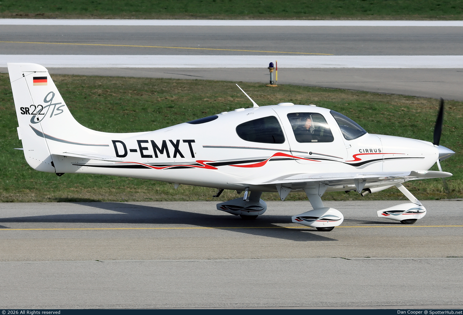 Photo of D-EMXT - Cirrus SR22 G6 GTS operated by Private