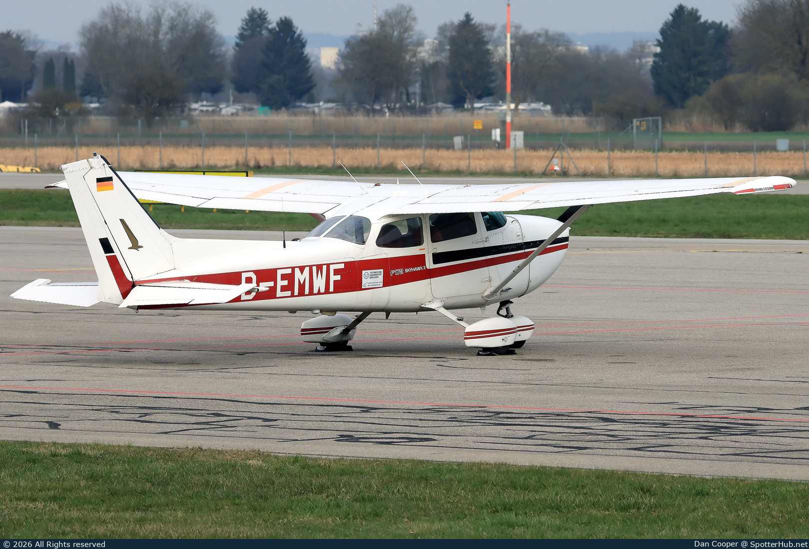 Photo of D-EMWF - Reims-Cessna F172N Skyhawk II operated by Technische Universität Dresden