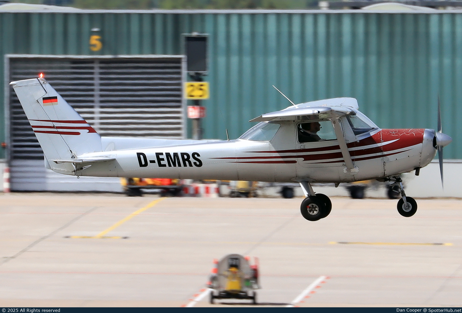 Photo of D-EMRS - Reims-Cessna F152 II operated by Aero-Beta Flight Training