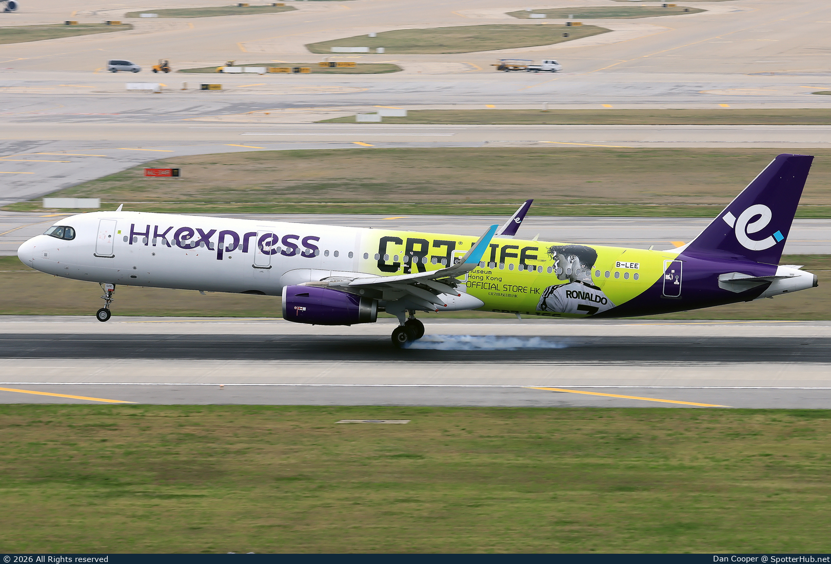 Photo of B-LEE - Airbus A321-231 operated by Hong Kong Express