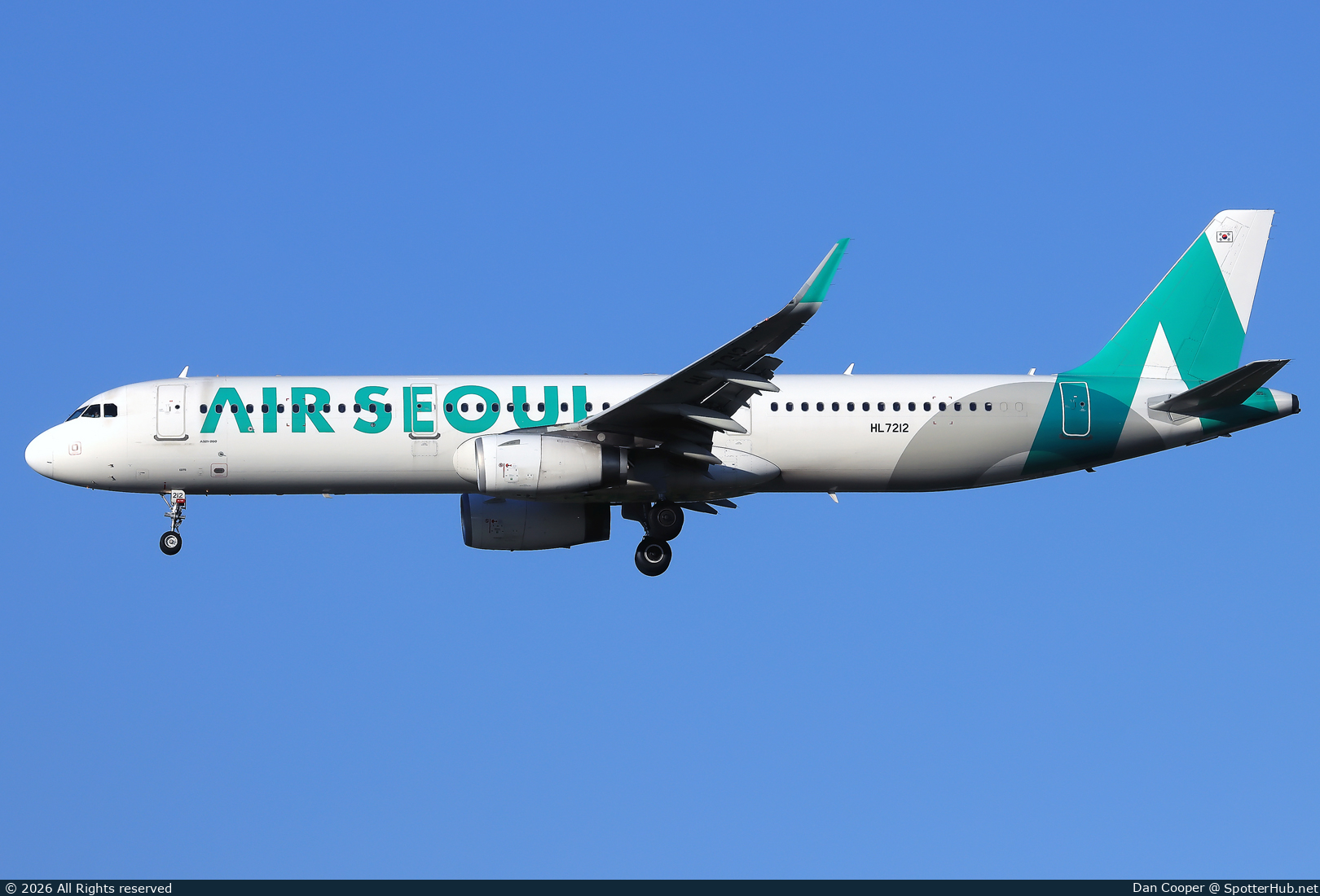 Photo of HL7212 - Airbus A321-231 operated by Air Seoul