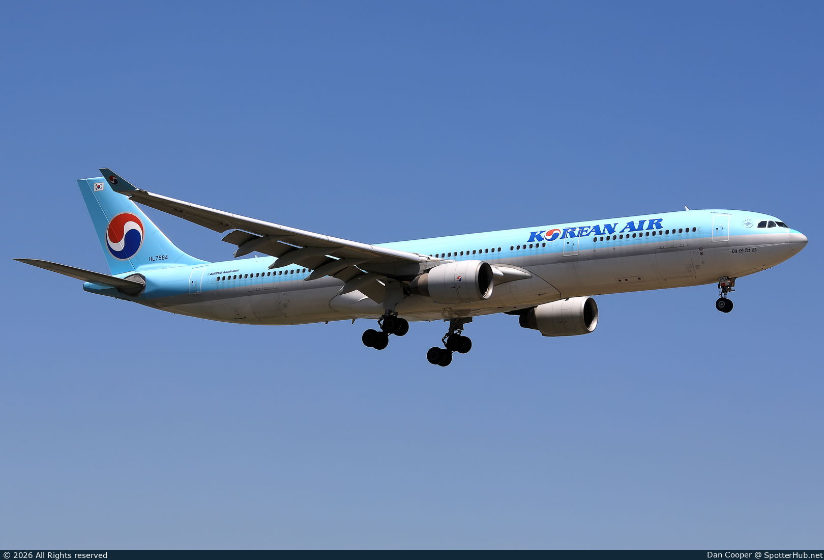 Photo of HL7584 - Airbus A330-323 operated by Korean Air
