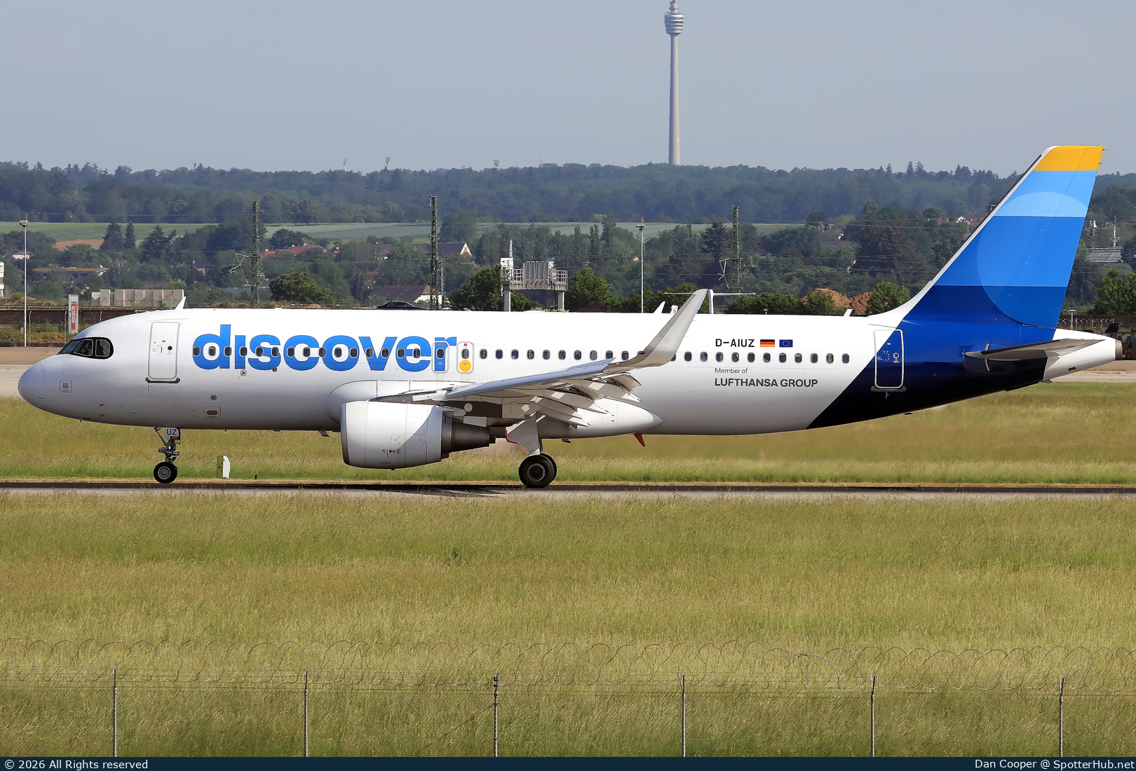 Photo of D-AIUZ - Airbus A320-214 operated by Discover Airlines
