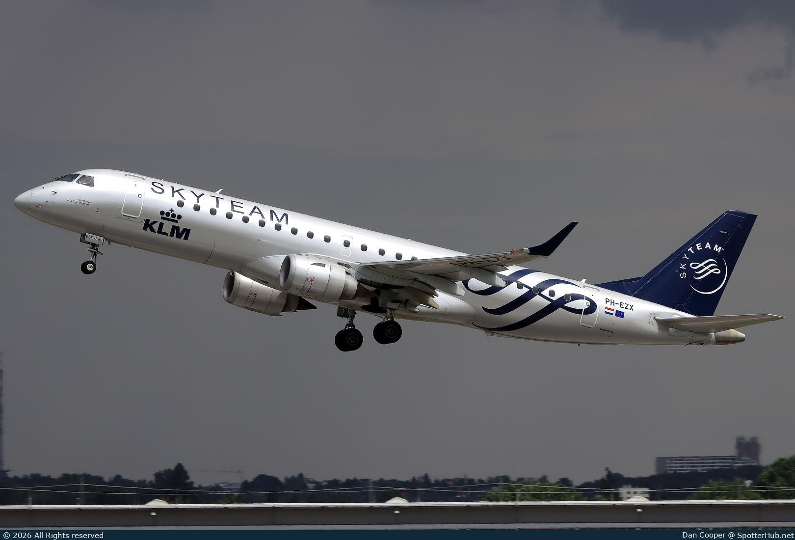 Photo of PH-EZX - Embraer ERJ-190STD operated by KLM Cityhopper