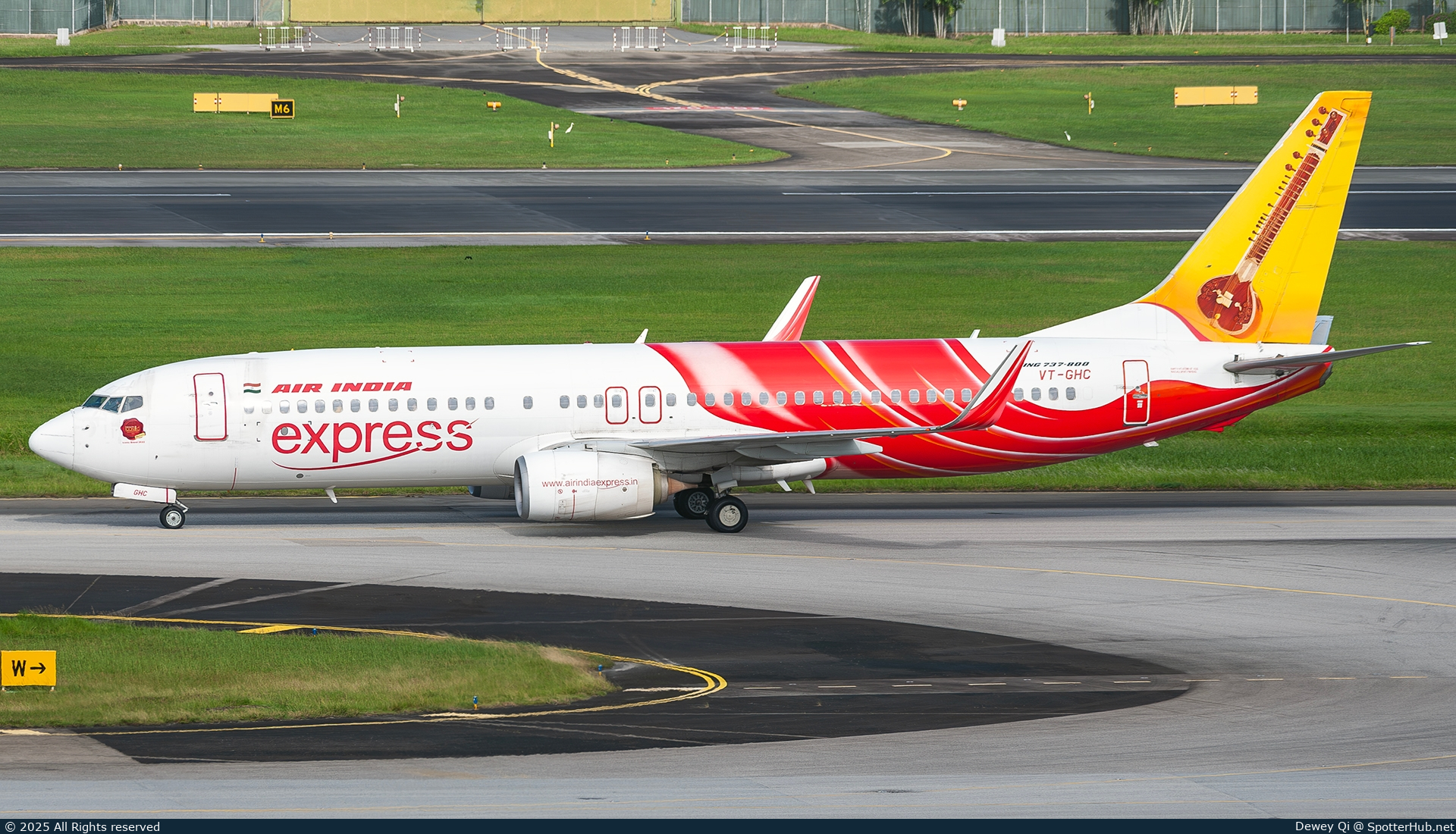 Photo of VT-GHC - Boeing 737-86N operated by Air India Express