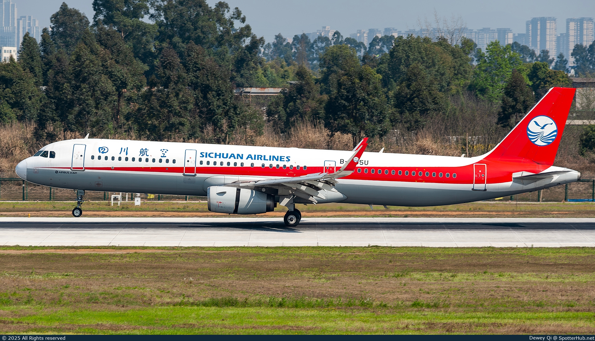 Photo of B-305U - Airbus A321-231 operated by Sichuan Airlines