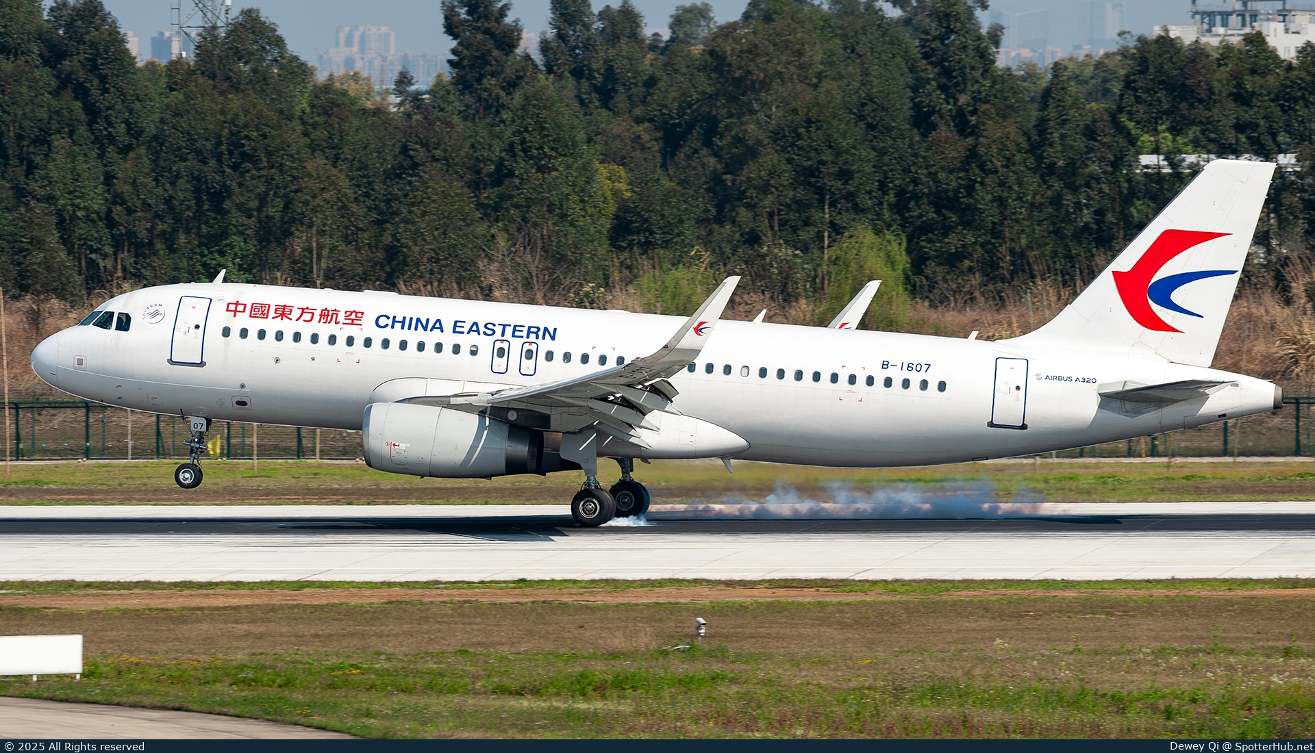 Photo of B-1607 - Airbus A320-232 operated by China Eastern Airlines