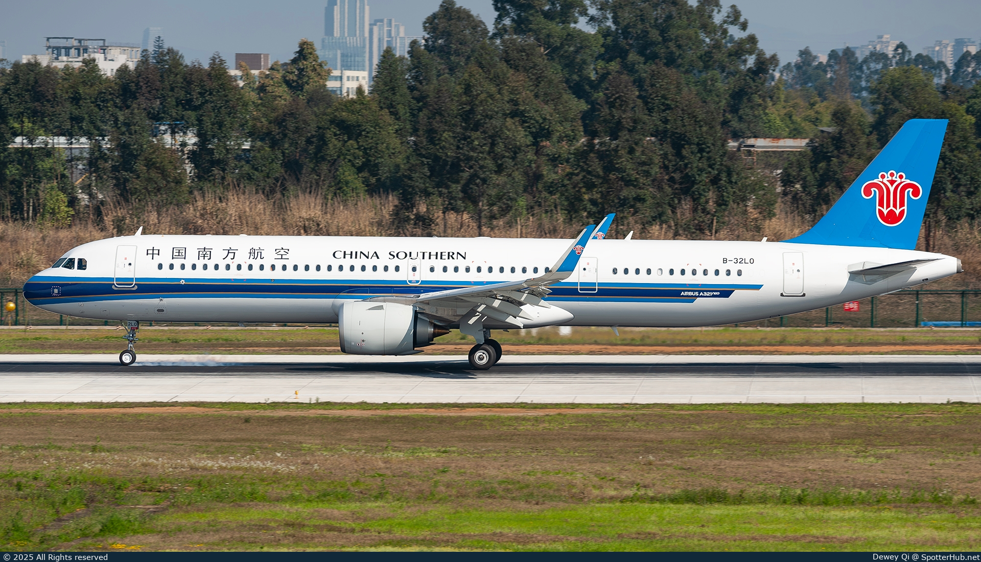 Photo of B-32L0 - Airbus A321-251NX operated by China Southern Airlines