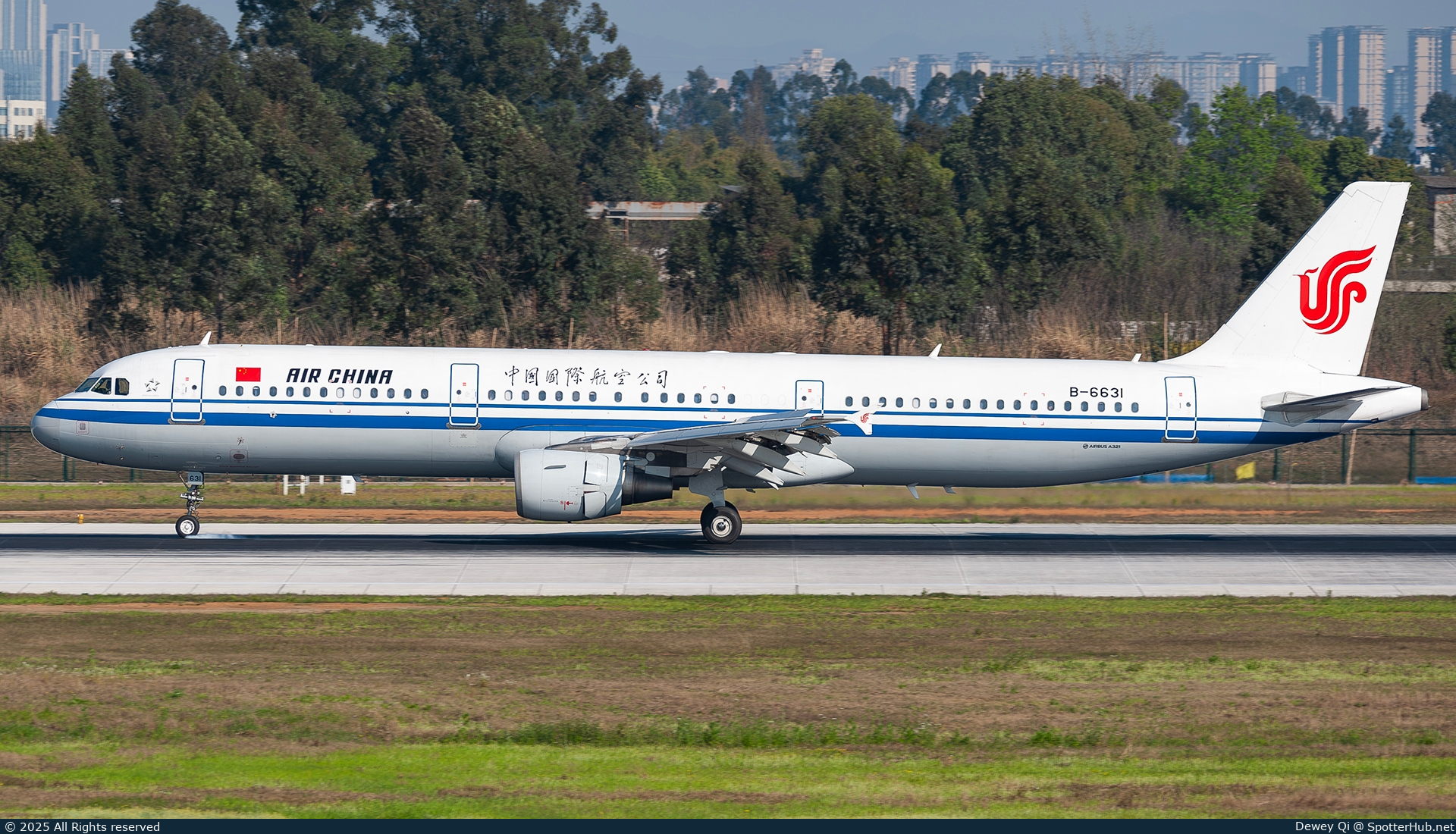 Photo of B-6631 - Airbus A321-213 operated by Air China