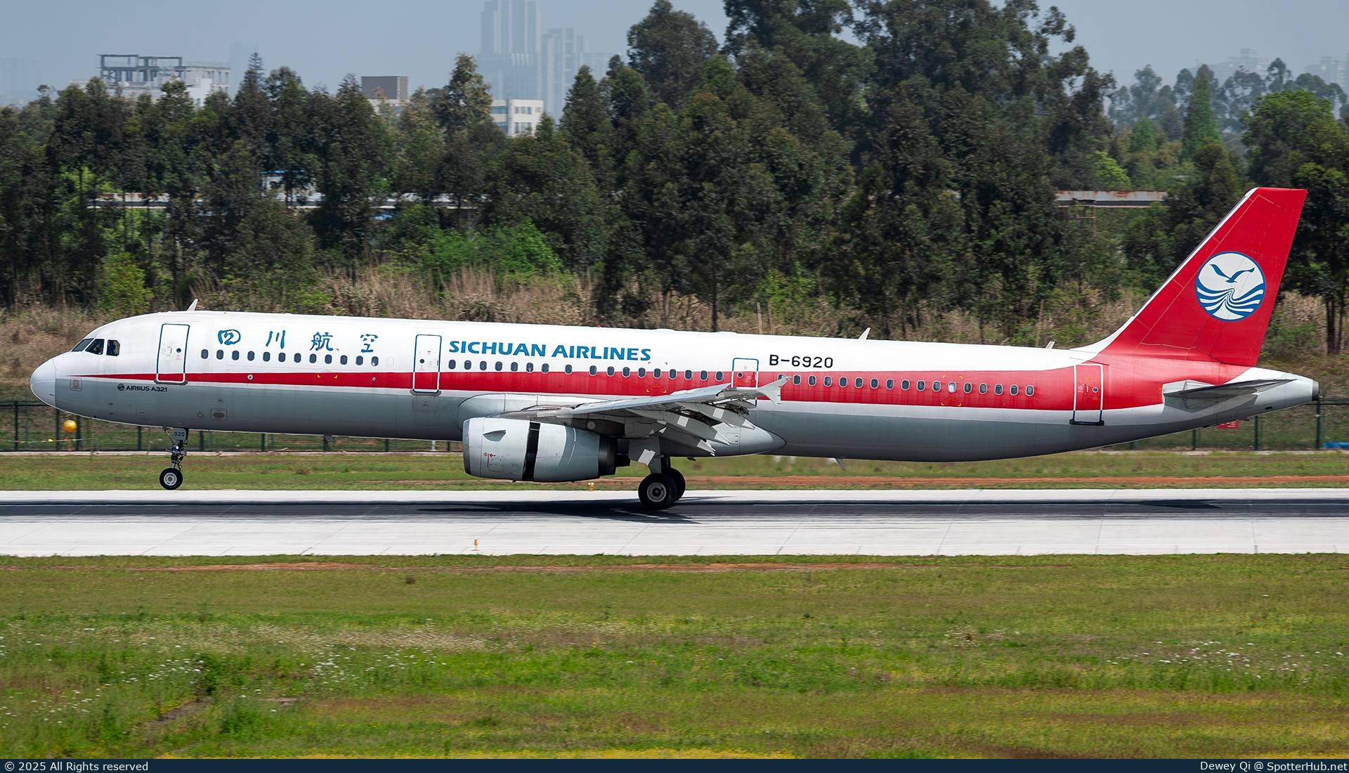 Photo of B-6920 - Airbus A321-231 operated by Sichuan Airlines
