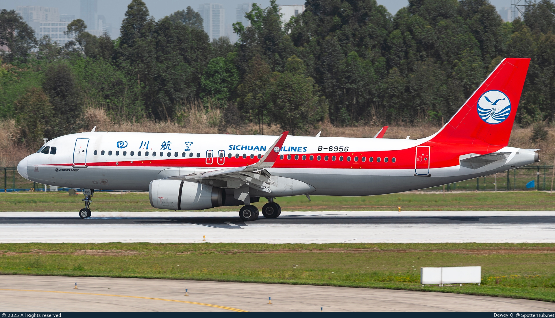 Photo of B-6956 - Airbus A320-232 operated by Sichuan Airlines