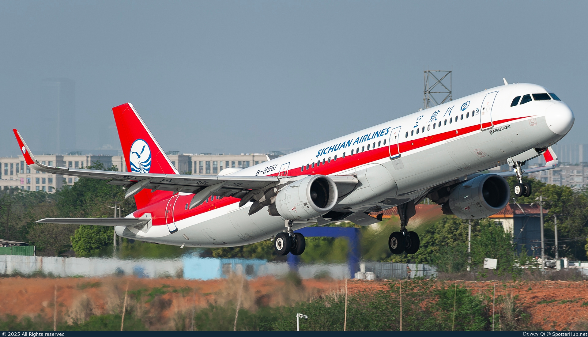 Photo of B-8961 - Airbus A321-211 operated by Sichuan Airlines