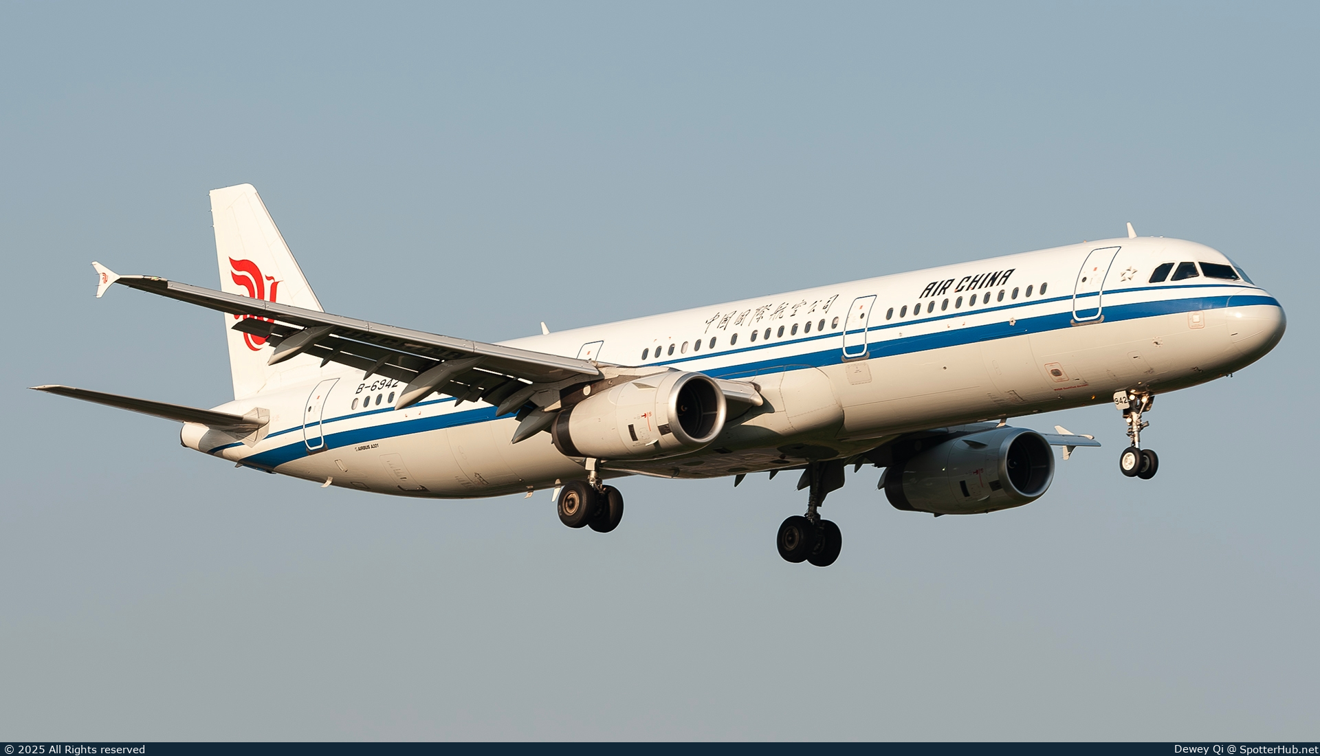 Photo of B-6942 - Airbus A321-232 operated by Air China