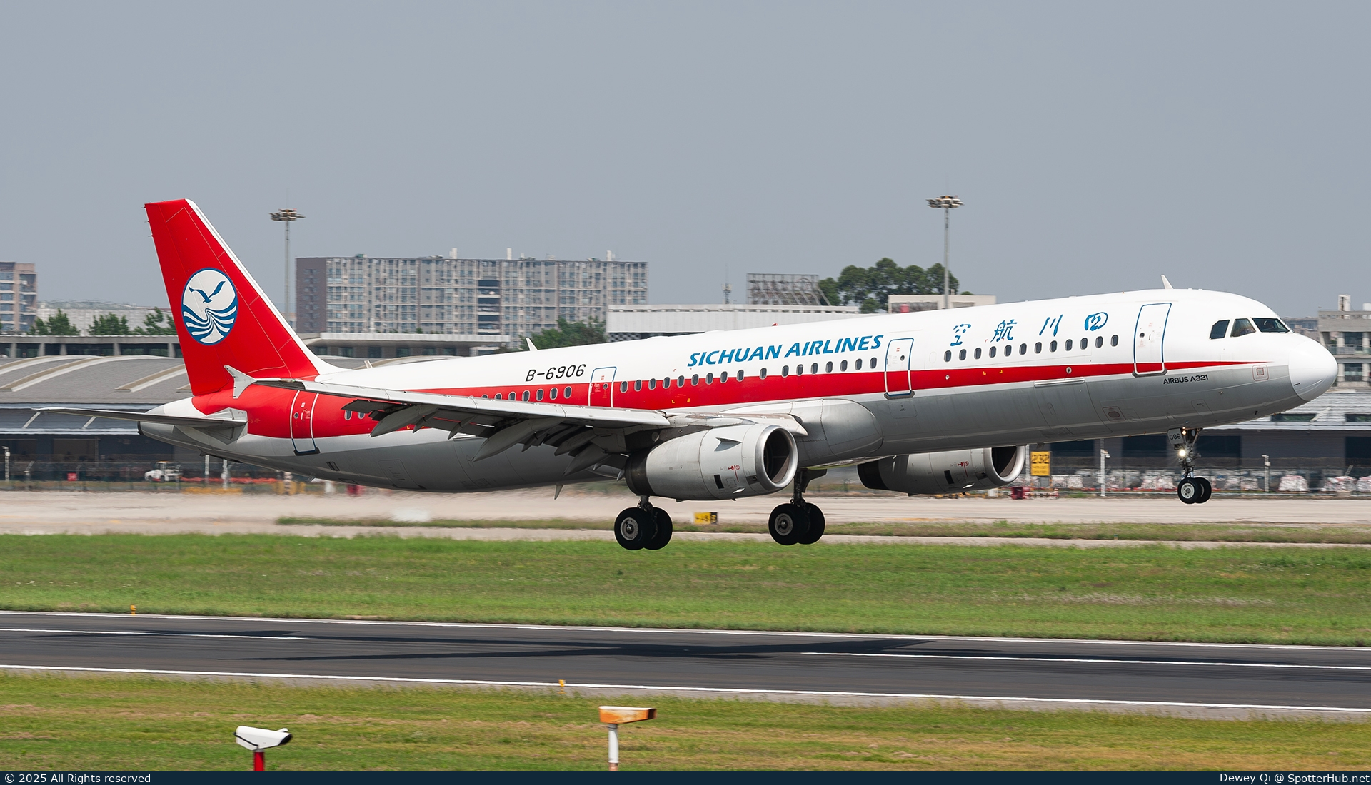 Photo of B-6906 - Airbus A321-231 operated by Sichuan Airlines