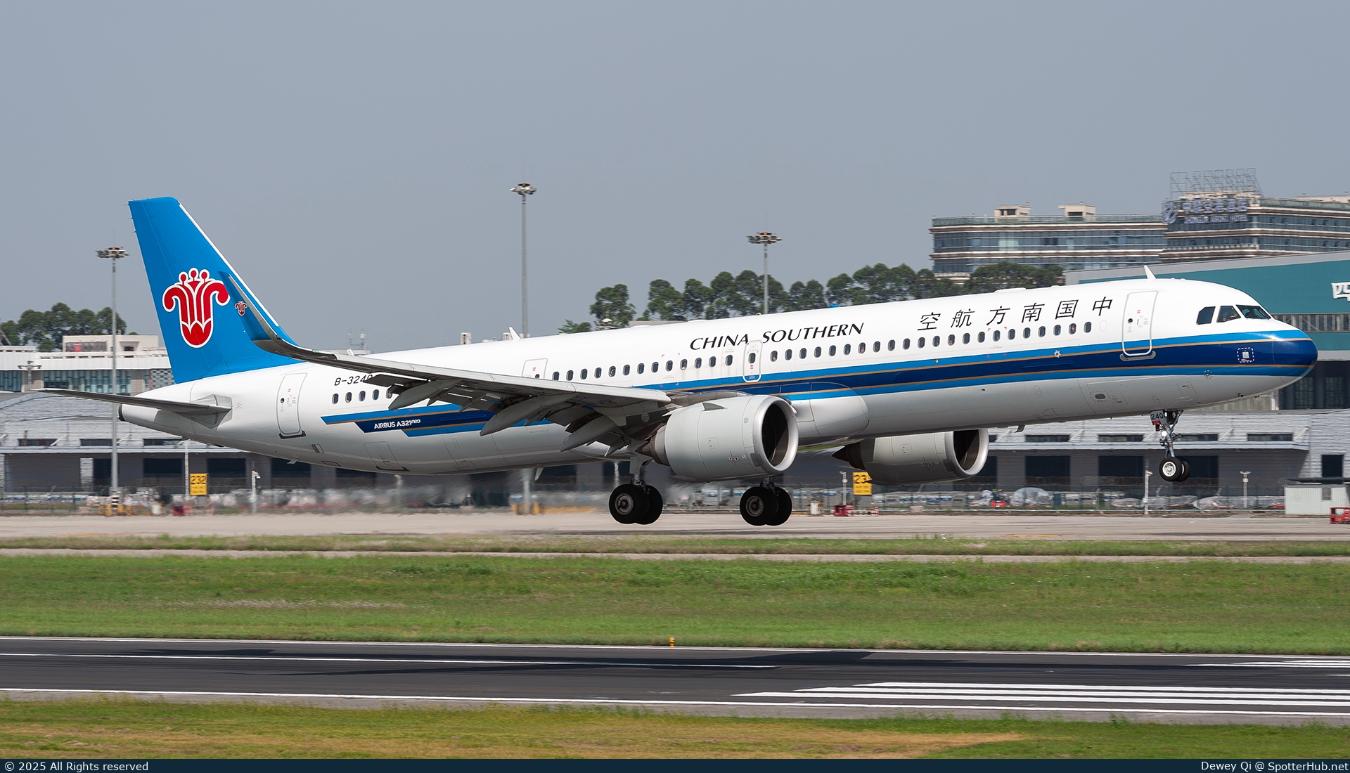 Photo of B-324Q - Airbus A321-253NX operated by China Southern Airlines