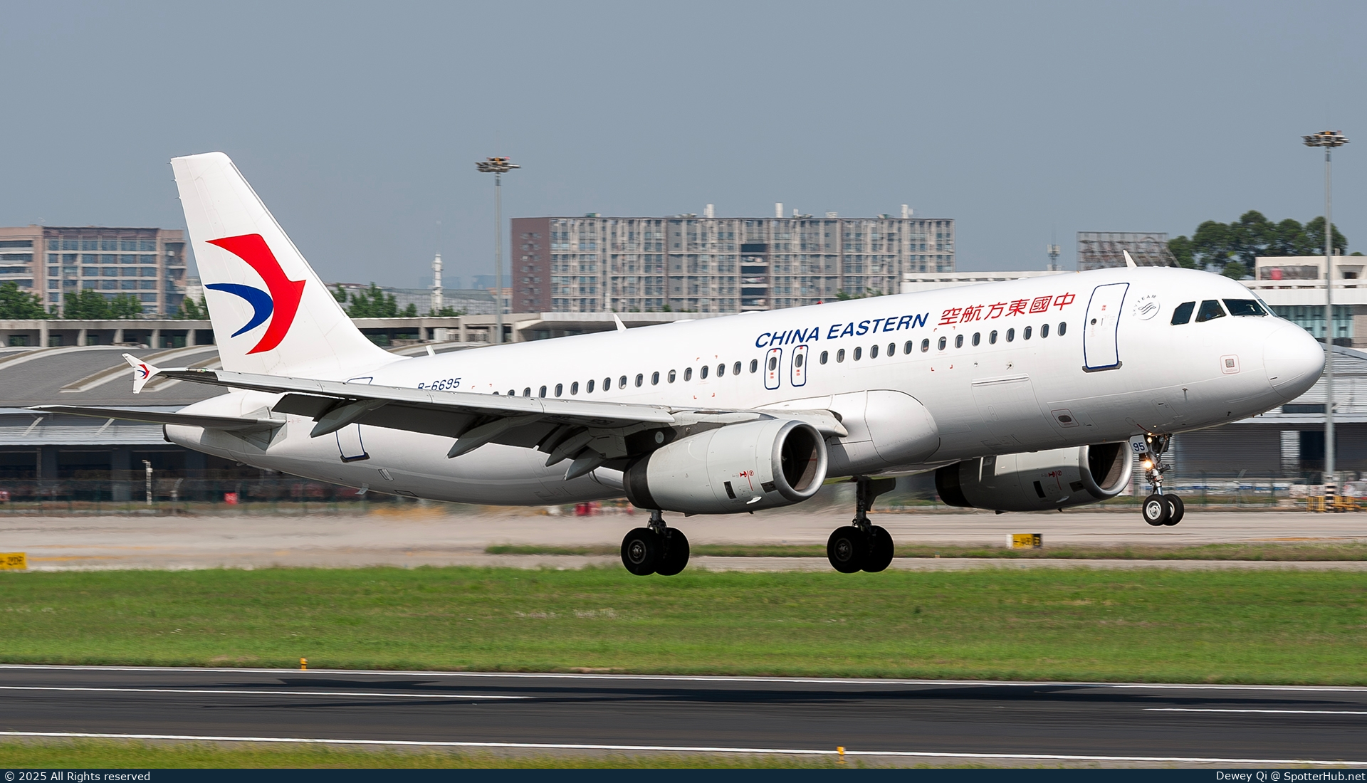 Photo of B-6695 - Airbus A320-232 operated by China Eastern Airlines