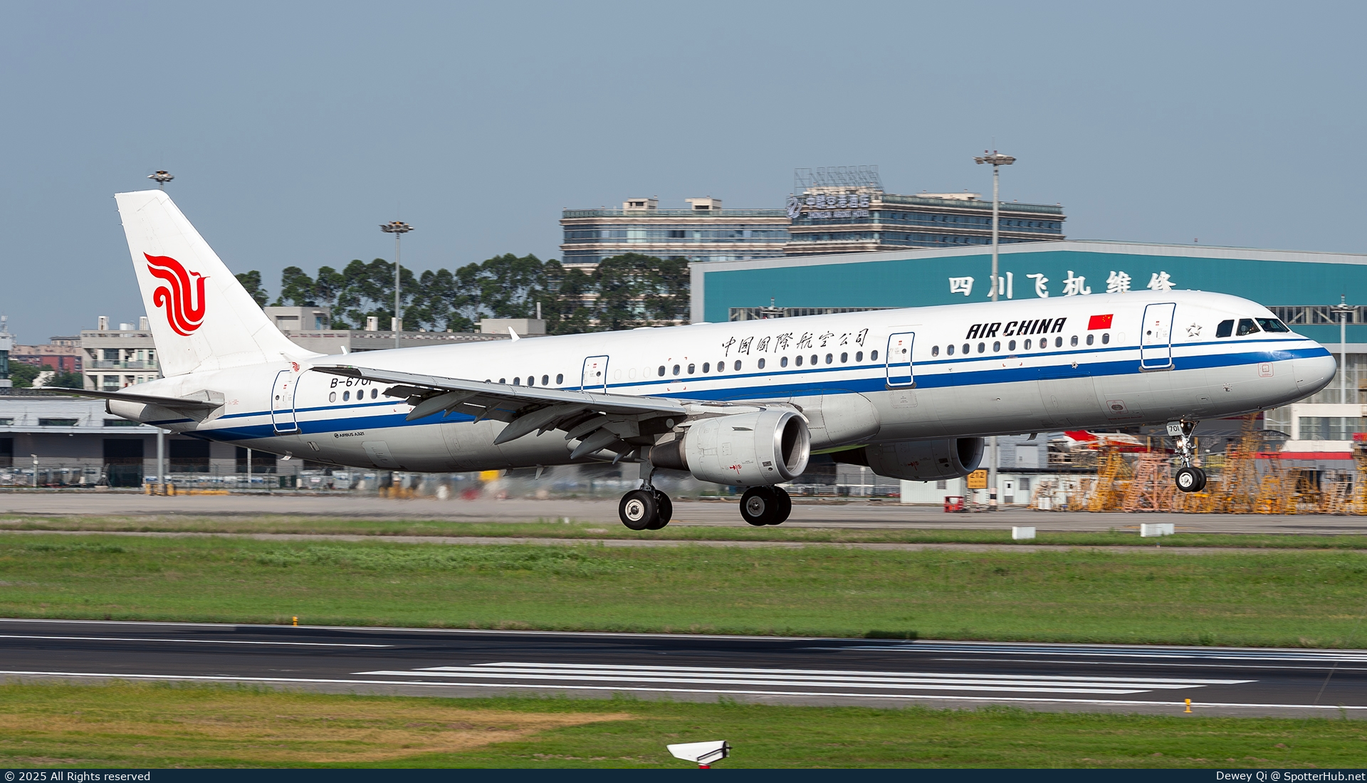 Photo of B-6701 - Airbus A321-213 operated by Air China