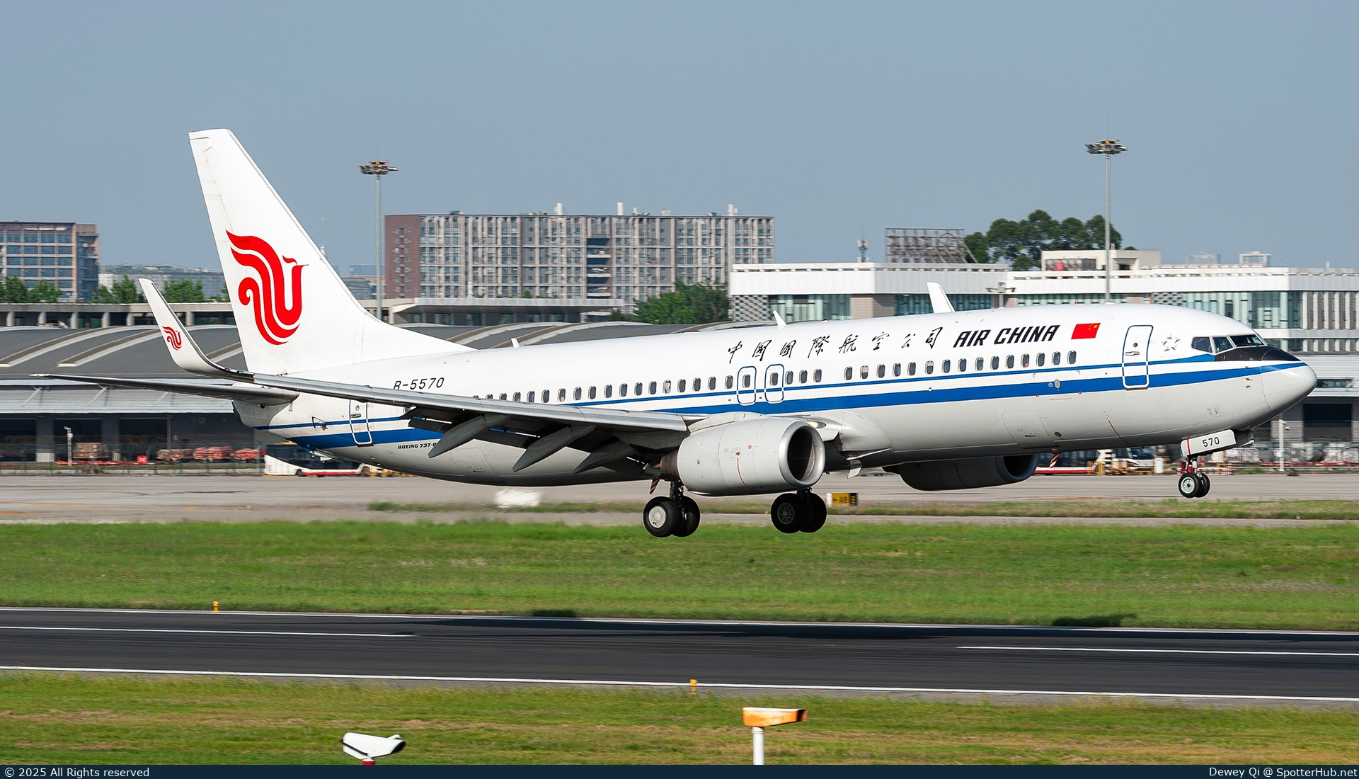 Photo of B-5570 - Boeing 737-89L operated by Air China