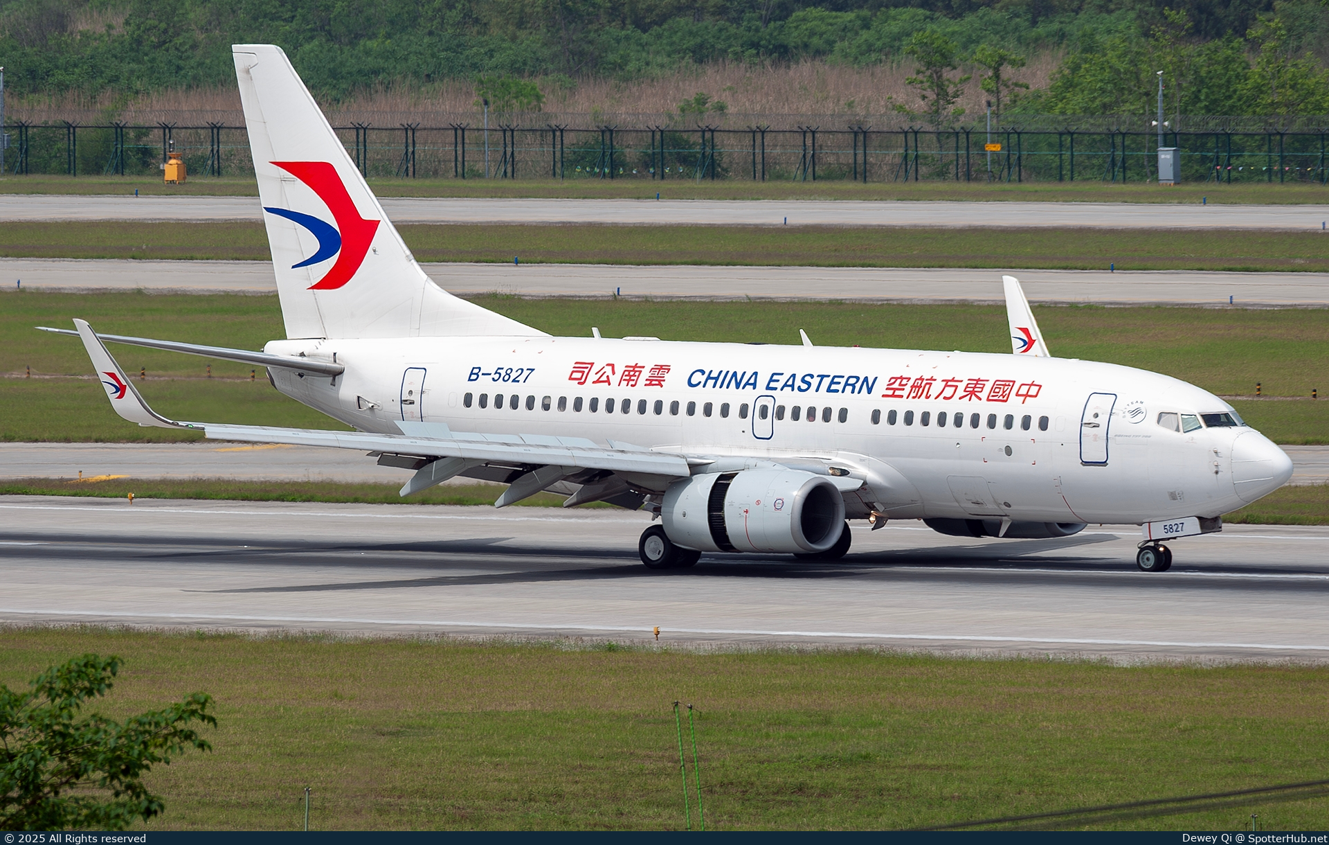 Photo of B-5827 - Boeing 737-76D operated by China Eastern Airlines