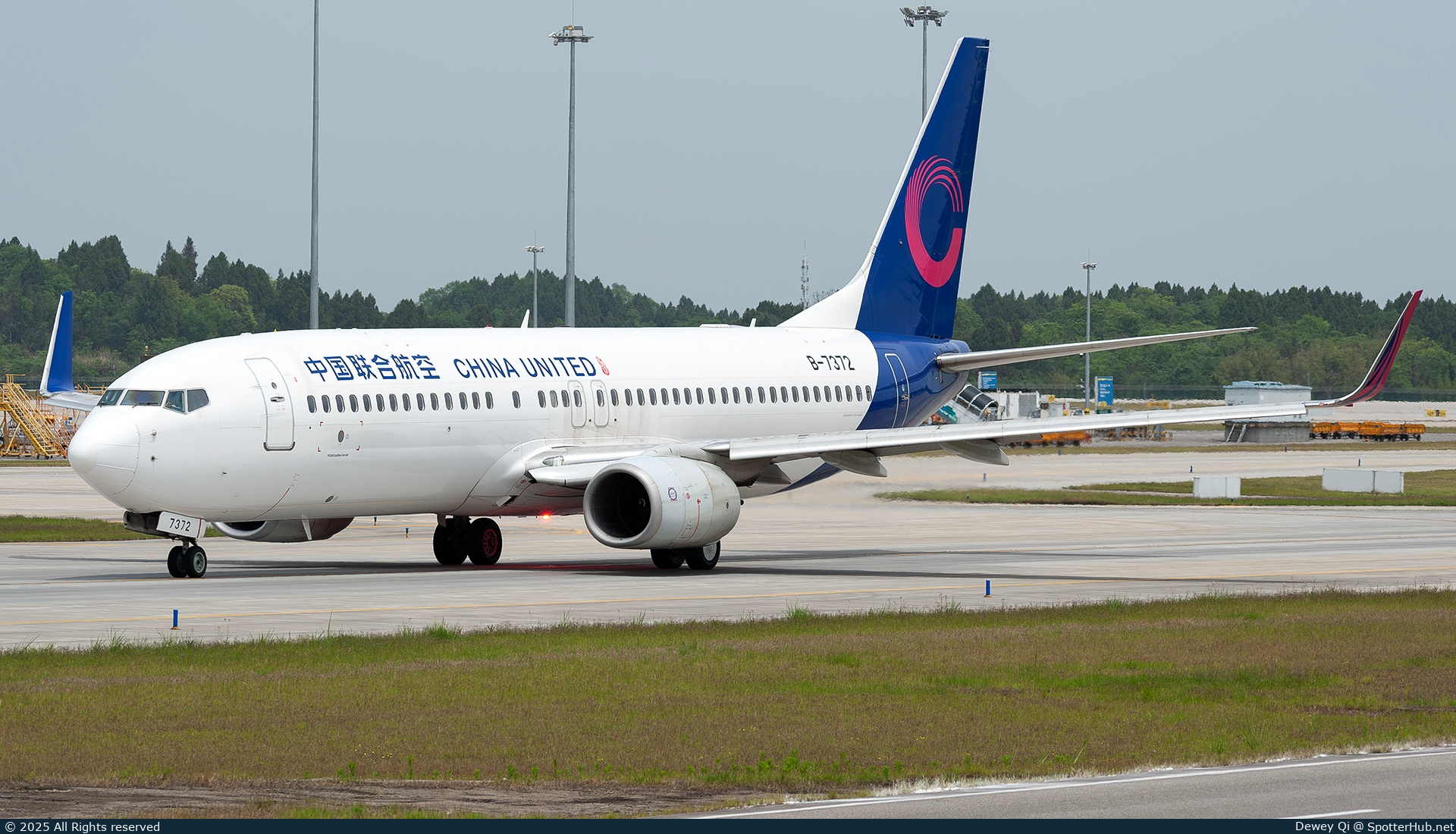 Photo of B-7372 - Boeing 737-89P operated by China United Airlines