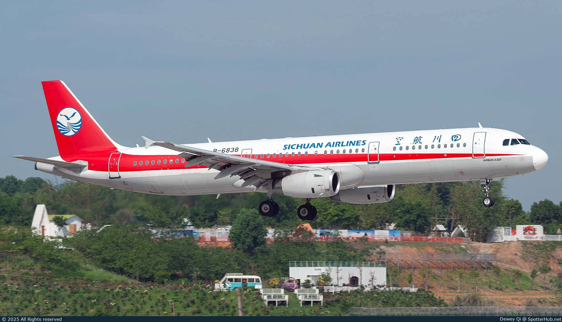 Photo of B-6838 - Airbus A321-231 operated by Sichuan Airlines