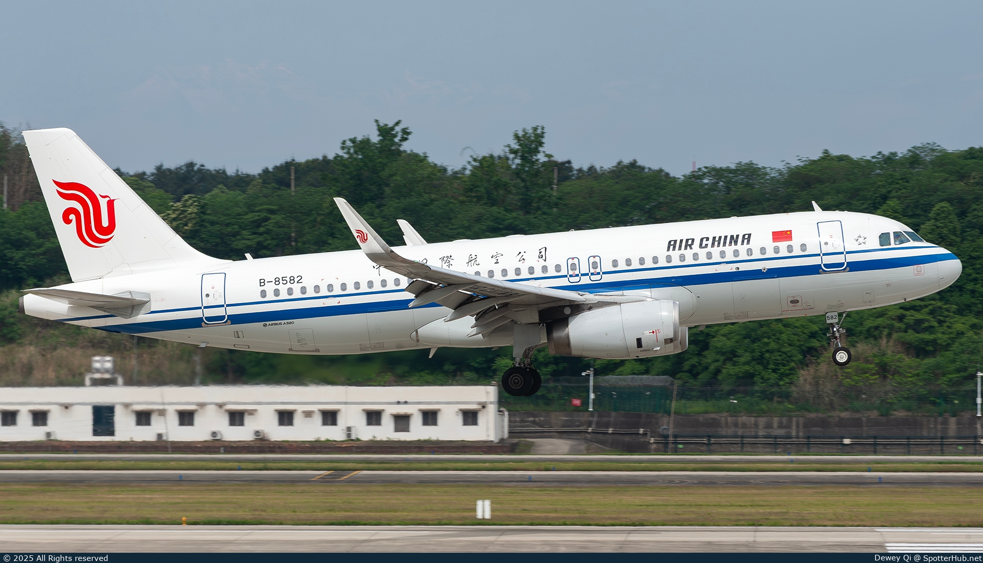 Photo of B-8582 - Airbus A320-232 operated by Air China