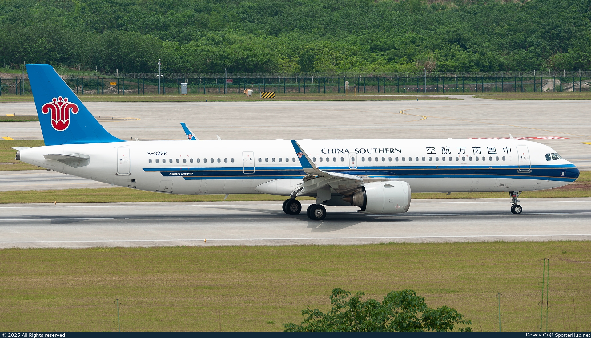 Photo of B-32GR - Airbus A321-253NX operated by China Southern Airlines