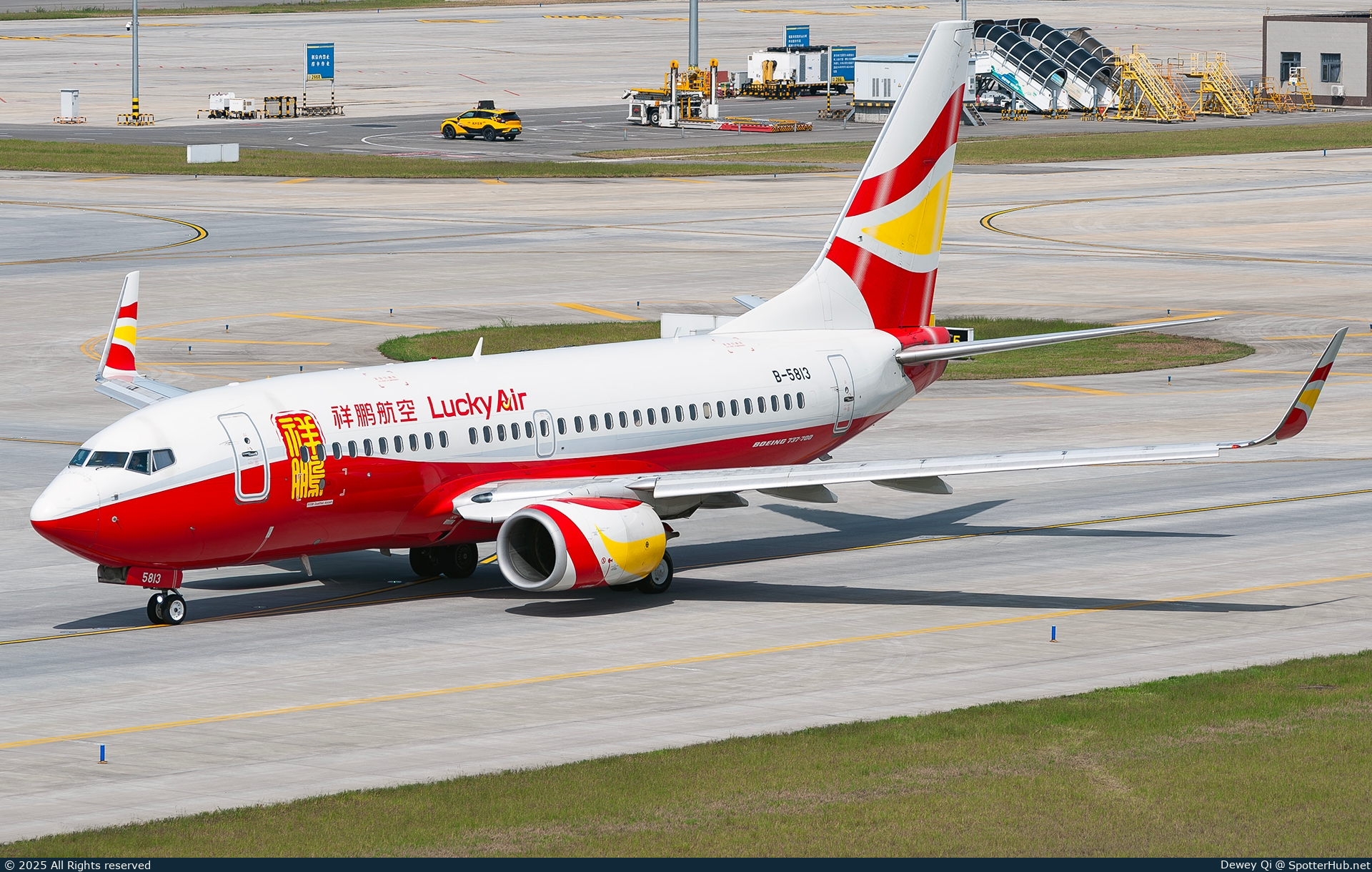 Photo of B-5813 - Boeing 737-74P operated by Lucky Air