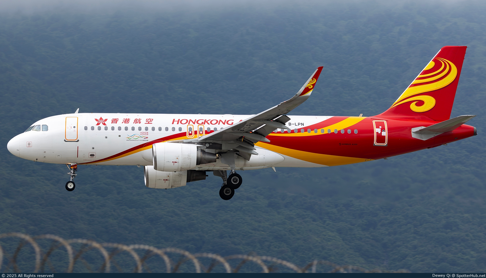 Photo of B-LPN - Airbus A320-214 operated by Hong Kong Airlines