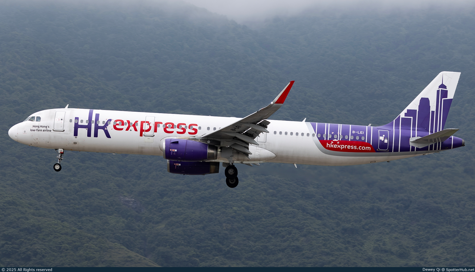 Photo of B-LEI - Airbus A321-231 operated by Hong Kong Express