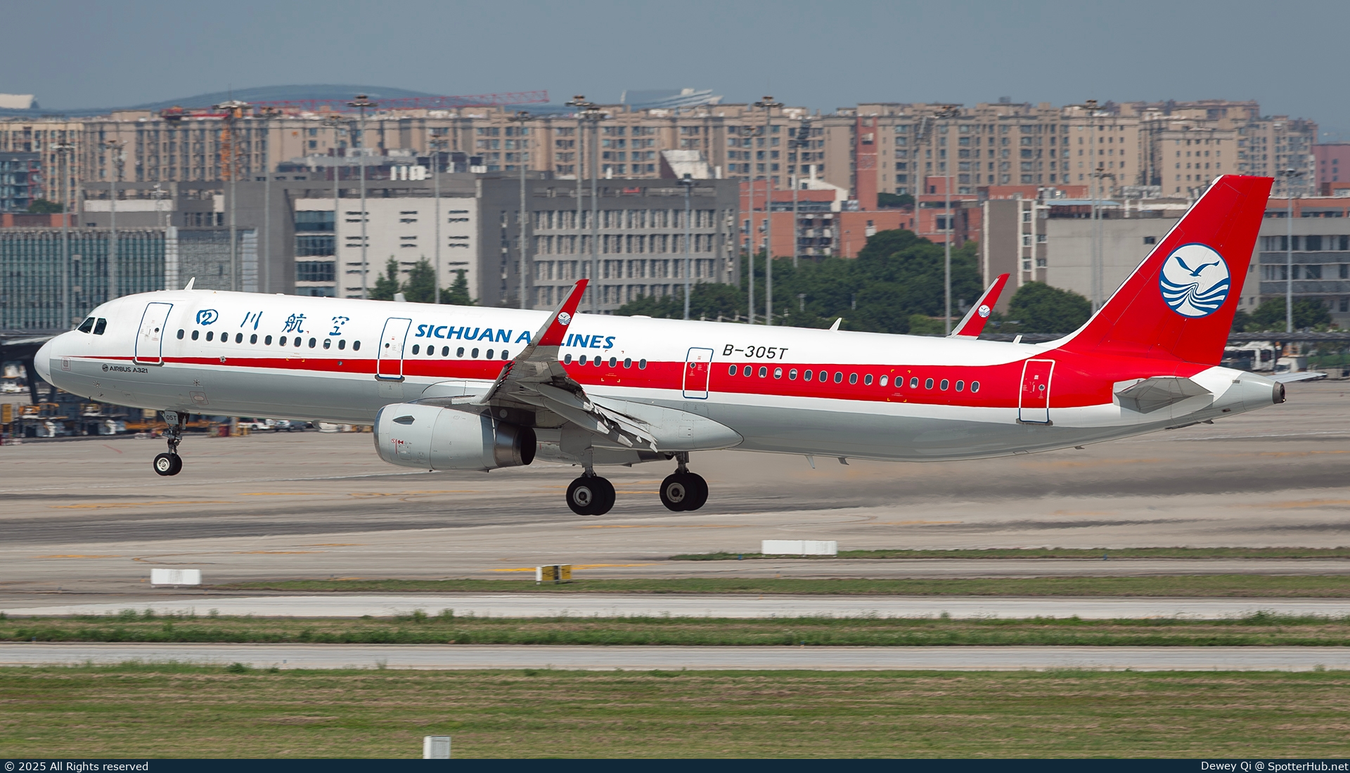 Photo of B-305T - Airbus A321-231 operated by Sichuan Airlines