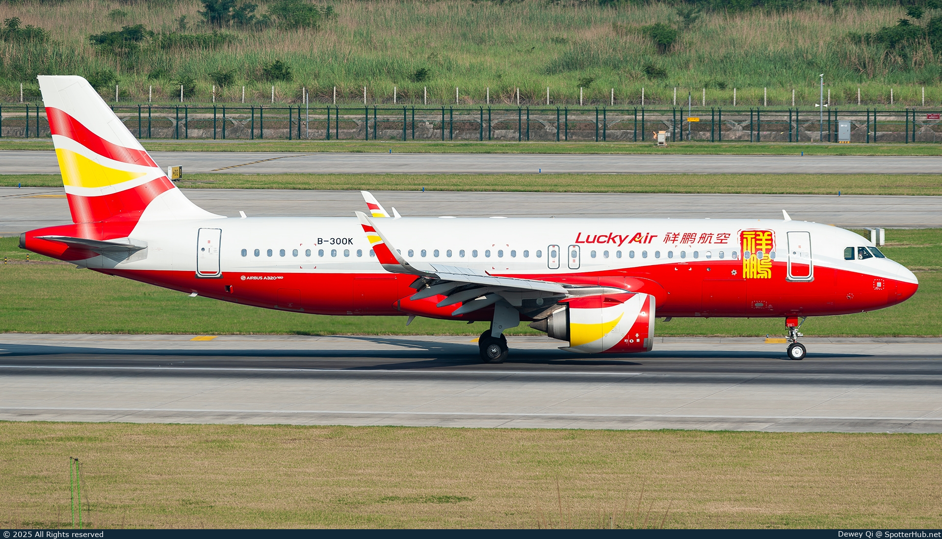 Photo of B-300K - Airbus A320-251N operated by Lucky Air