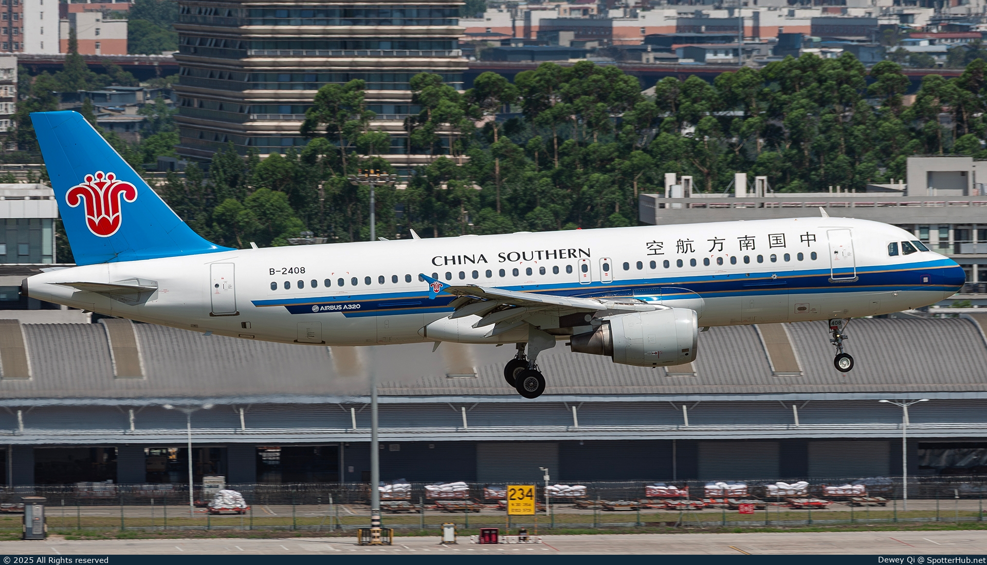 Photo of B-2408 - Airbus A320-214 operated by China Southern Airlines