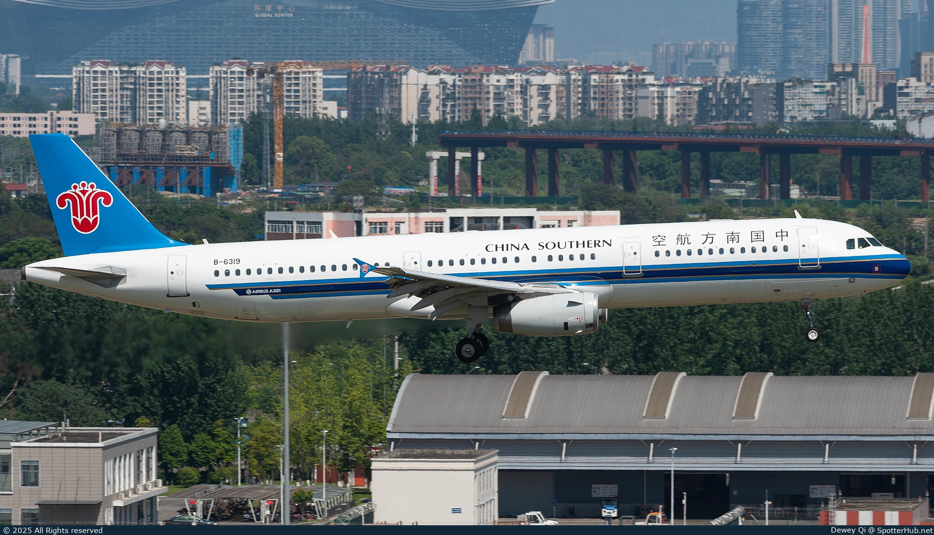 Photo of B-6319 - Airbus A321-231 operated by China Southern Airlines