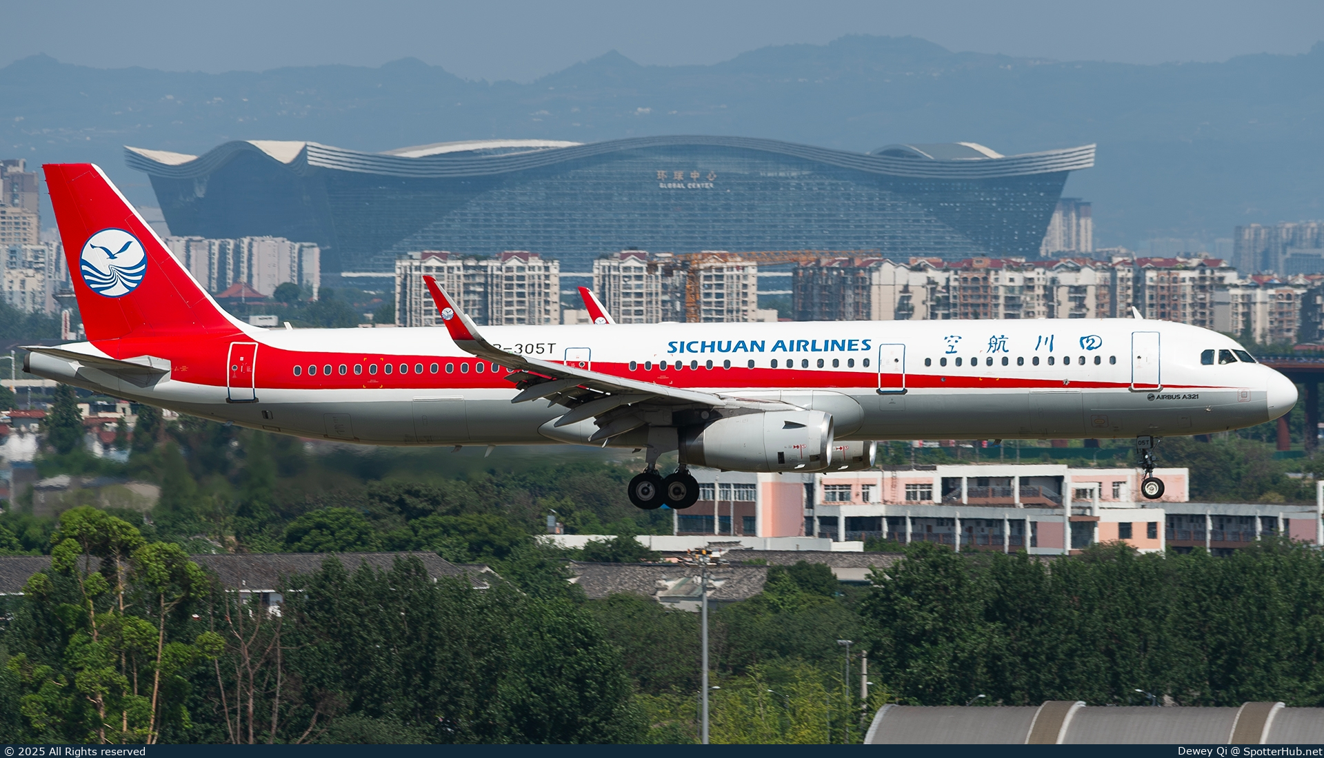 Photo of B-305T - Airbus A321-231 operated by Sichuan Airlines