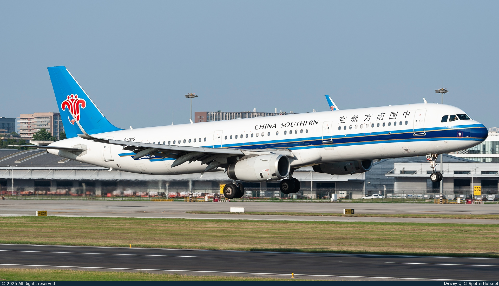 Photo of B-1616 - Airbus A321-231 operated by China Southern Airlines