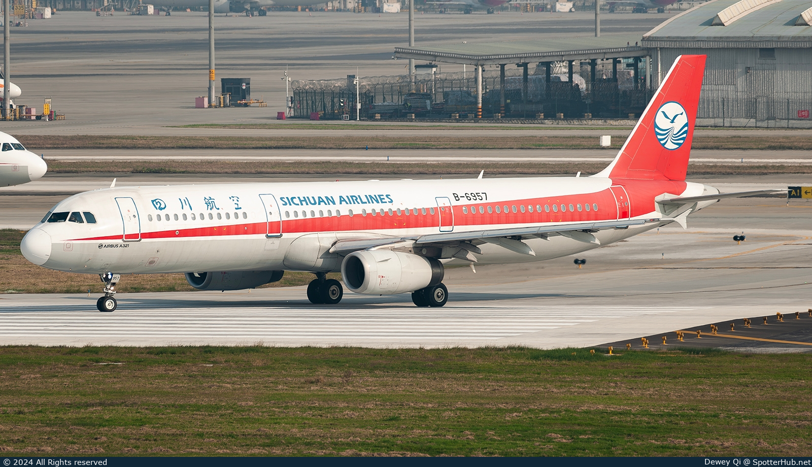 Photo of B-6957 - Airbus A321-231 operated by Sichuan Airlines