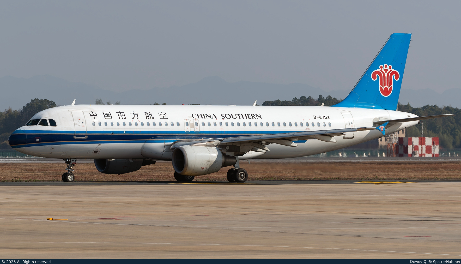 Photo of B-6702 - Airbus A320-214 operated by China Southern Airlines