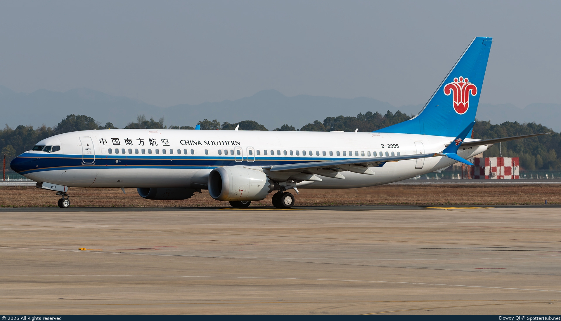 Photo of B-20D5 - Boeing 737 MAX 8 operated by China Southern Airlines